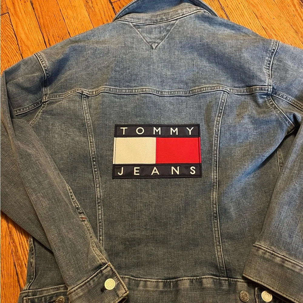 Tommy Hilfiger stylish light